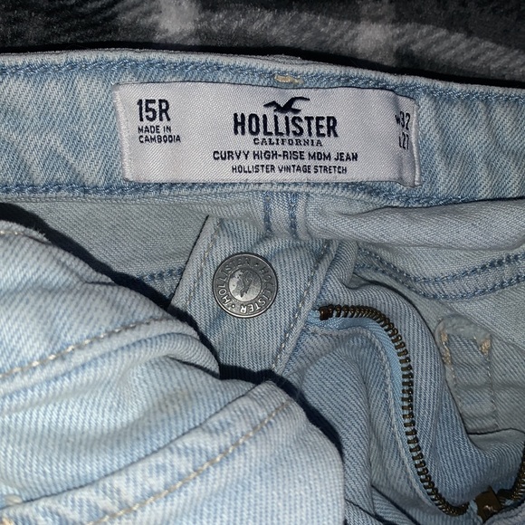 Ripped jeans with a 2 rips in the back and many in the front. Cute and trendy - Picture 3 of 3